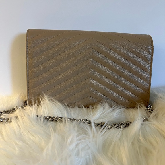CLASSIC CASSANDRE CHAIN WALLET IN GRAIN DE POUDRE LEATHER DARK BEIGE - Picture 2 of 12